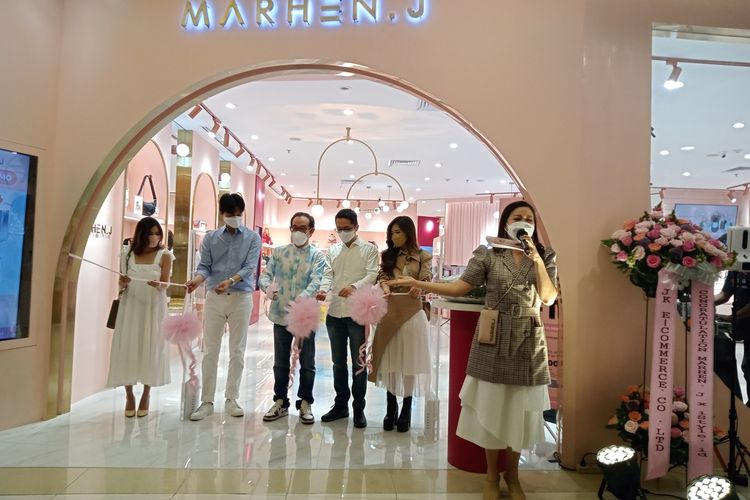 Produk-produk tas Marhen J di flagship store di Central Park Mall, Jakarta Barat.