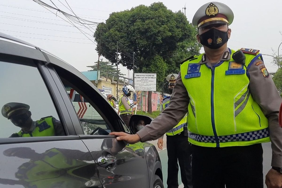 Apakah ada beda sanksi tilang untuk pengendara mobil dan pengendara motor?