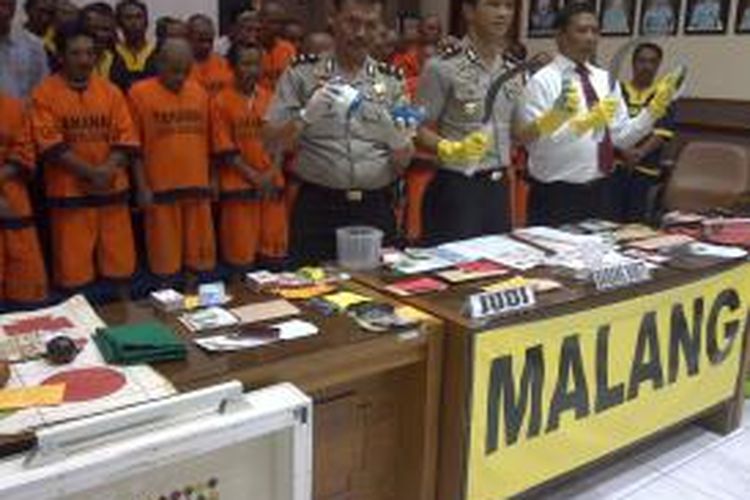 Wakapolres Malang, Kompol Pranatal Hutajulu (tengah) saat gelar kasus dengan 28 kasus dan 54 tersangka di Mapolres Malang, Jawa Timur, Senin (15/7/2013).