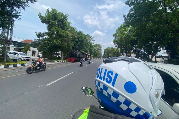 Ujian praktik mengemudi di jalan raya untuk mendapatkan SIM C.