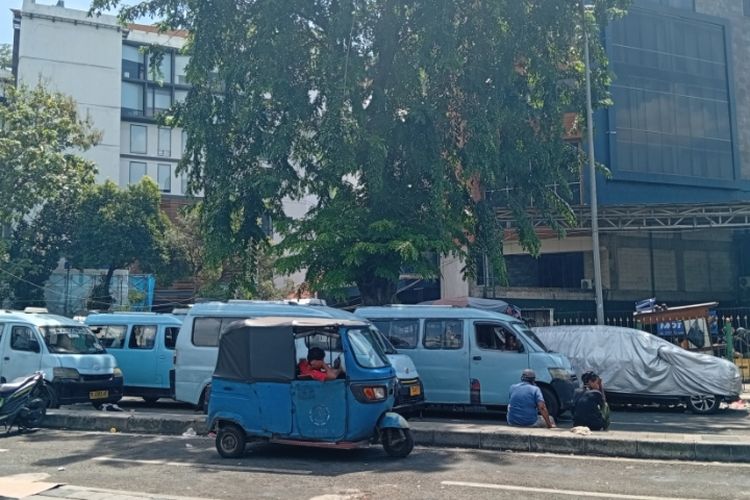 Jakarta Lengang, Angkot M08 Tanah Abang Sepi Penumpang, Pendapatan Pun Hilang