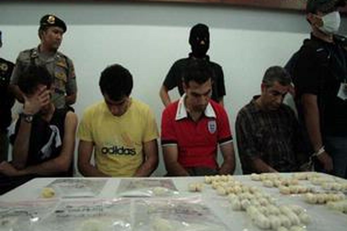 Para tersangka warga negara Iran penyelundup sabu-sabu beserta barang bukti ditunjukkan di Kantor Wilayah Bea Cukai Bali, Kamis (10/12). Mereka diduga anggota sindikat perdagangan narkoba antarnegara.