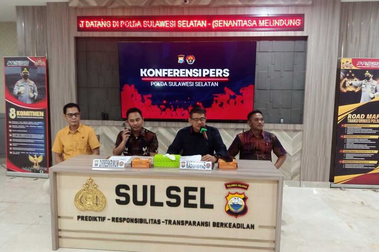 Kabid Humas Polda Sulsel Kombes Pol Komang Surtana (kemeja hitam) didampingi Dirkrimum Polda Sulsel Kombes Pol Jamaluddin Farti (kiri), saat memberikan penjelasan terkait perkembangan kasus dugaan korupsi mantan Rektor UMI Makassar di Mapolda Sulsel, Jalan Perintis Kemerdekaan, Kota Makassar, Sulsel, Jumat (2/2/2024).