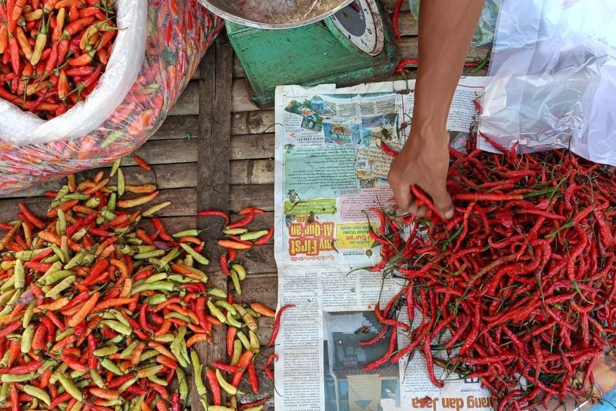 Cabe rawit merah dan cabe merah keriting di lapak dagang milik Herman yang terletak di Pasar Baru Jalan Ir Juanda, Duren Jaya, Bekasi Timur, Kamis (23/3/2023).