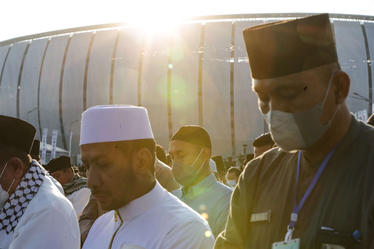 Umat muslim mengikuti shalat Idul Adha 1443 Hijriah di Jakarta International Stadium (JIS), Jakarta Utara, Minggu (10/7/2022) pagi. Gubernur DKI Jakarta Anies Baswedan dan  Wakil Gubernur DKI Jakarta Ahmad Riza Patria melakukan shalat Idul Adha 1443 Hijriah di lokasi tersebut.