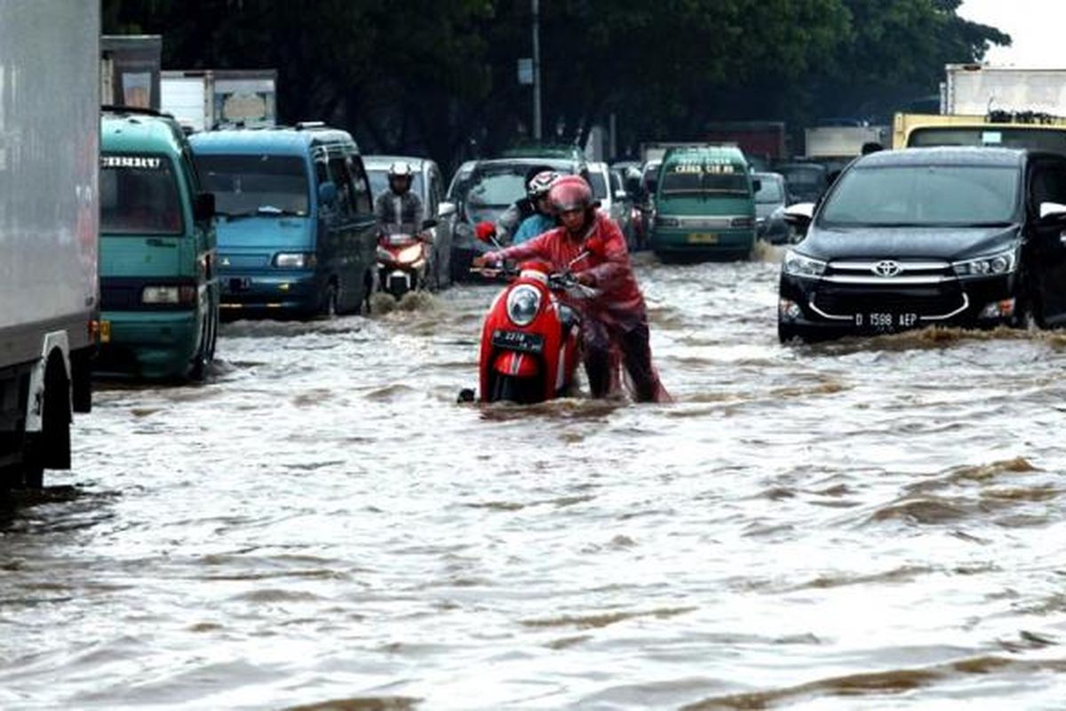 Mogok Karena Banjir - Kendaraan warga mogok akibat terkena banjir yang menggenangi kawasan persimpangan Jalan Rumah Sakit dan Jalan Soekarno Hatta, Gedebage, Kota Bandung, Jawa Barat, Rabu (2/11/2016). Banjir ini akibat luapan drainase di sekitar kawasan jalan utama di Kota Bandung tersebut setelah hujan lebat mengguyur Kawasan Bandung Utara.