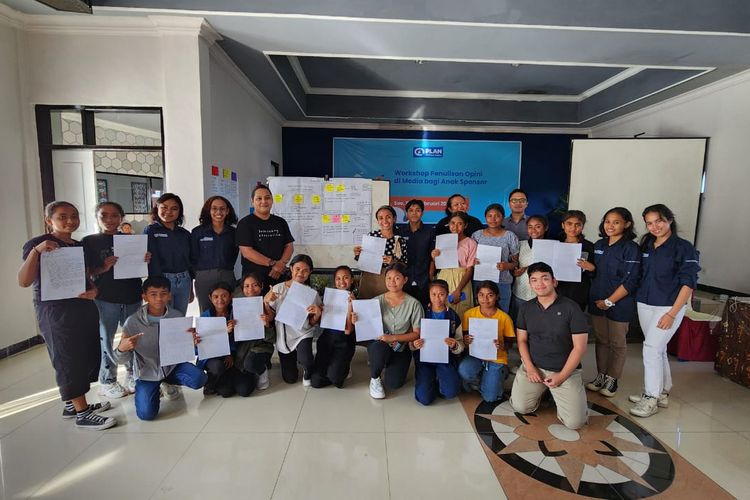 Sejumlah anak di Soe, Timor Tengah Selatan (TTS), Nusa Tenggara Timur (NTT), menunjukkan surat yang baru saja mereka tulis untuk Presiden Joko Widodo. 