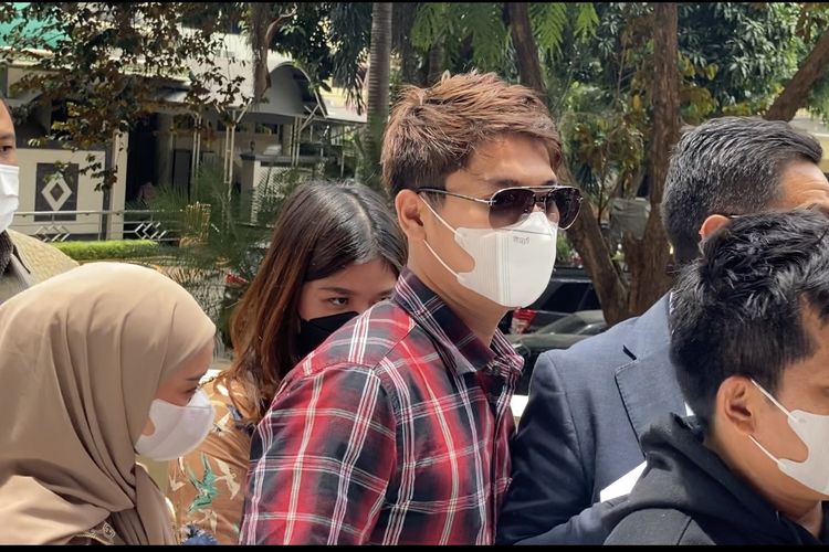 Muhammad Rizky atau Rizky Billar tiba di Bareskrim Polri untuk menjalani pemeriksaan sebagai saksi terkait kasus penipuan via aplikasi Quotex yang menjerat Doni Muhammad Taufik alias Doni Salmanan, Selasa (22/3/2022).