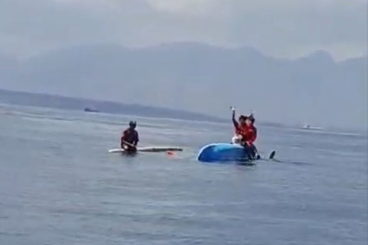 Cuaca Ekstrem Selat Bali, Perahu Ojek Terbalik Usai Dihantam Gelombang