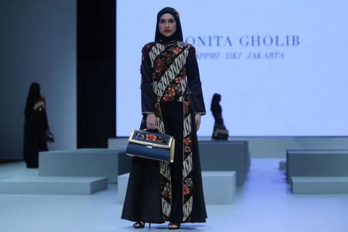 Koleksi Qonita Gholib bertajuk Cerita Canting dalam Indonesia Fashion Week 2017 di Jakarta, Kamis (2/2/2017)