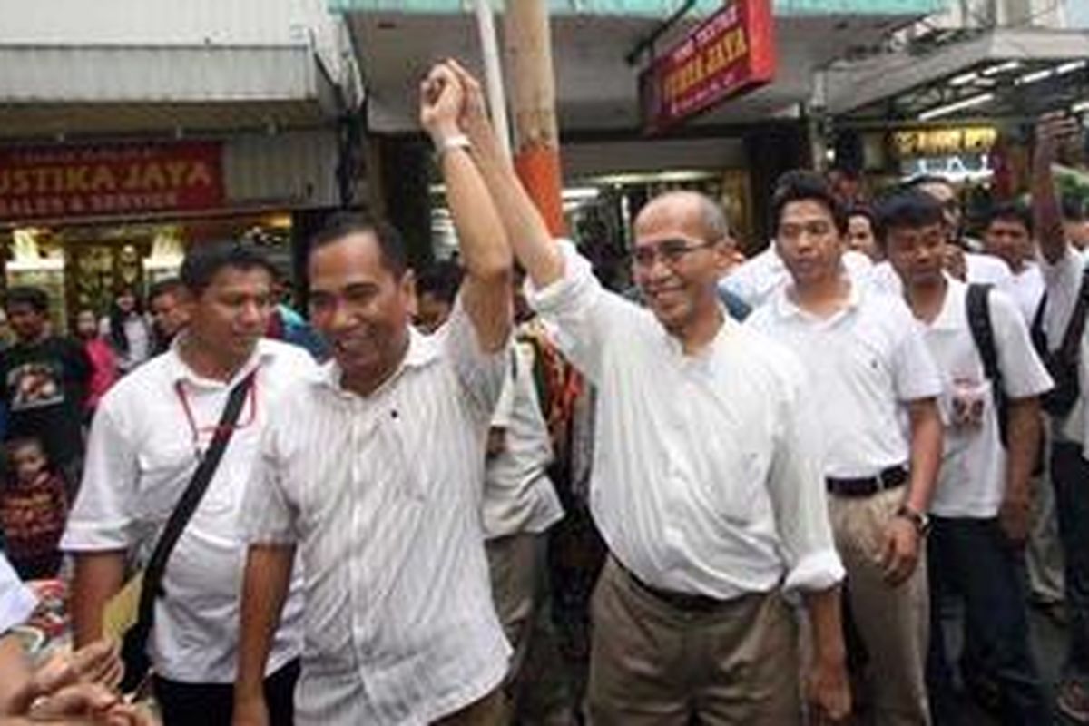 Pasangan Calon Gubernur dan Wakil Gubernur nomor urut 5 yaitu Faisal Basri dan Biem Benyamin bersama-sama mengunjungi pusat perbelanjaan Pasar Baru, Jakarta, Rabu (27/6/2012). Selain menyapa para pedagang mereka juga melihat kondisi jalur pedestrian di Pasar Baru yang dilintasi  motor dan mobil.  