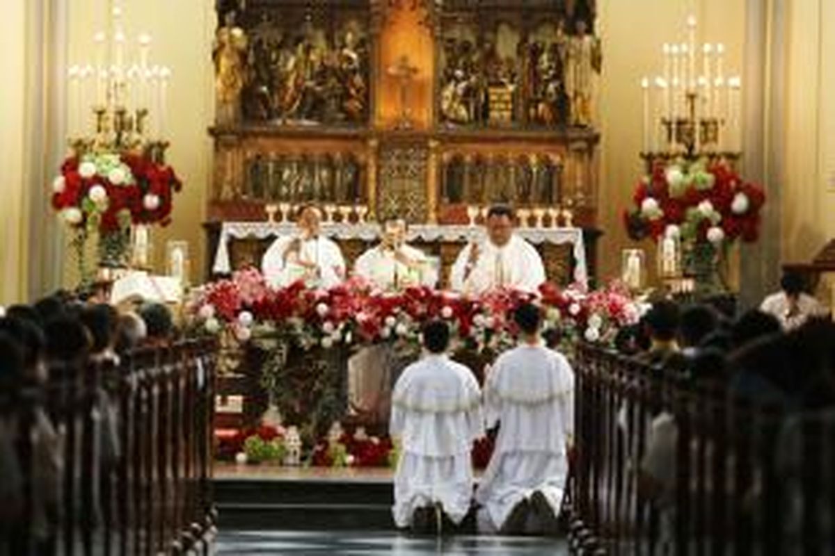 Umat Kristianiberibadah Natal di Gereja Katedral, Jakarta Pusat, Rabu (25/12/2013).