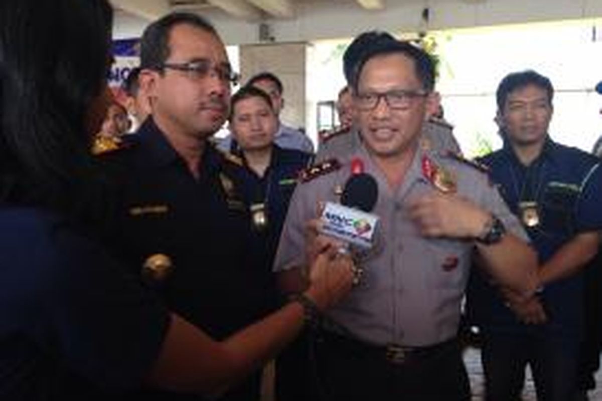 Direktur Jenderal Bea dan Cukai Heru Pambudi bersama Kapolda Metro Jaya Inspektur Jenderal Polisi Tito Karnavian memberi keterangan pers di Bandara Soekarno-Hatta, Tangerang, Kamis (27/8/2015). 