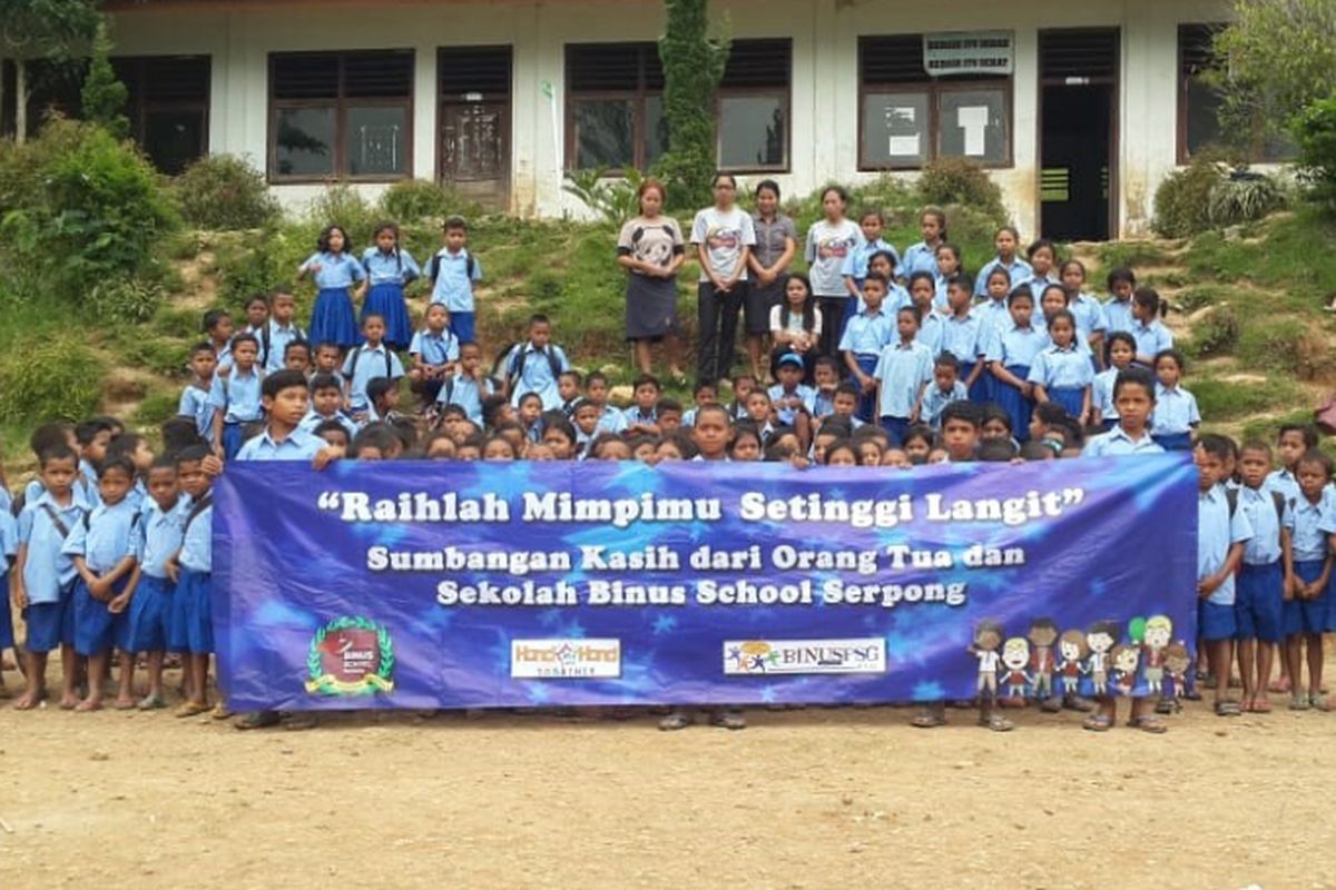 Melalui program Used Uniform Donation, Binus School Serpong berhasil mengumpulkan 950 seragam, beserta botol minum dan kotak makan untuk didistribusikan ke sekolah-sekolah di Flores pada akhir November 2018.