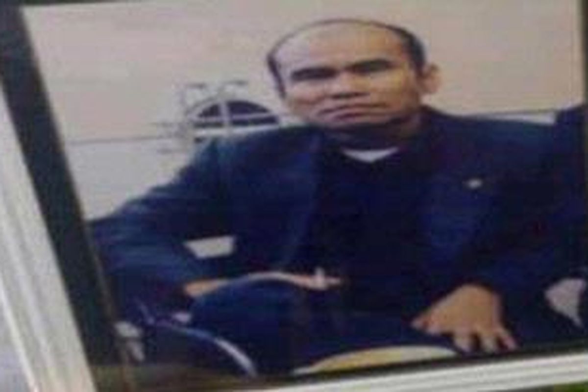 Djuli Elfano (47), wartawan senior TVRI semasa hidup. Djuli tewas setelah ditembak oleh pencuri sepeda motor di depan rumahnya di kawasan Ciputat, Tangerang Selatan, pada Sabtu (17/3/2012).