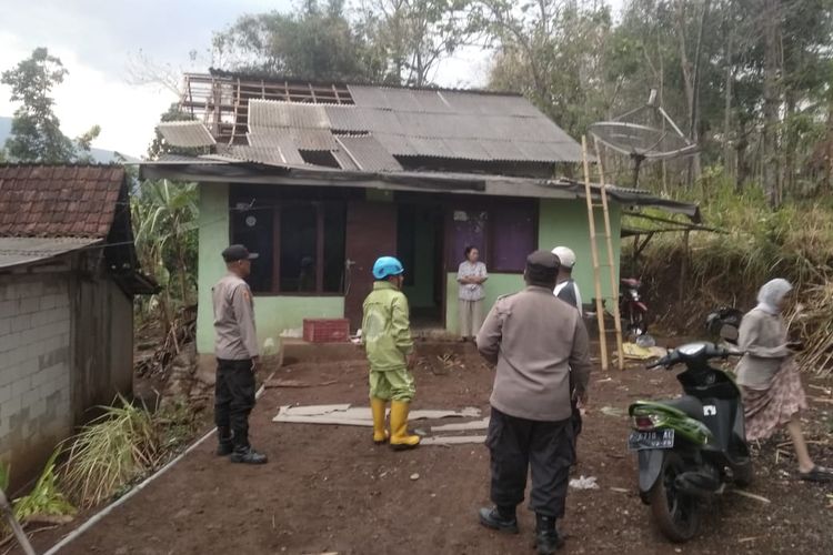 Foto: Rumah rusak milik warga di Desa Kelirejo, Kecamatan Sumbermalang, Kabupaten Situbondo pada Kamis (9/11/2023).