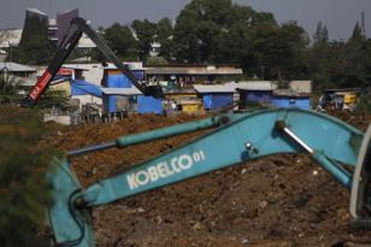 Alat berat mulai digunakan untuk menata Waduk Ria Rio di Pedongkelan, Jakarta Timur, Senin (26/8/2013). Pemerintah Provinsi DKI Jakarta berencana melaukan normalisasi Waduk Ria Rio dan merelokasi warga yang tinggal di bantaran waduk. Ada sekitar 350 keluarga yang tinggal di tempat itu sebagai penggarap. 