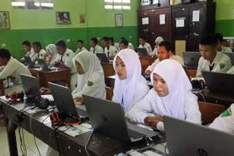 Sejumlah siswa SMKN 2 Kota Pasuruan saat melaksanakan UNBK, Selasa (5/4/2016). Laptop yang digunakan siswa tersebut merupakan laptop kredit untuk memenuhi perangkat UNBK.