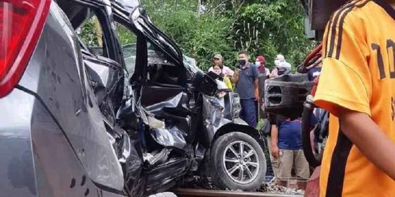 Kereta Api Tabrak Minibus Di Pelintasan Sebidang Tanpa Pintu 1 Tewas Halaman All Kompas Com