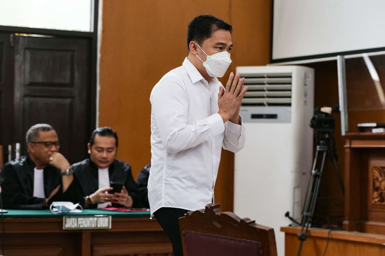 Terdakwa kasus perintangan proses penyidikan terkait pengusutan pembunuhan berencana Nofriansyah Yosua Hutabarat atau Brigadir J,  Arif Rachman Arifin menjalani sidang vonis di Pengadilan Negeri Jakarta Selatan, Kamis (23/2/2023).