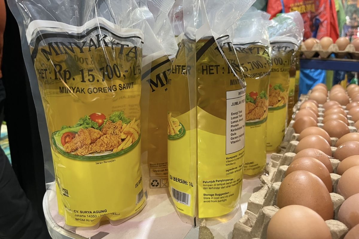 Minyak goreng MinyaKita dijual di Pasar Palmerah, Jakarta Pusat, Rabu (12/3/2025). Cara Pengaduan ke YLKI soal Kasus Kecurangan MinyaKita, Klik Pelayanan.ylki.or.id