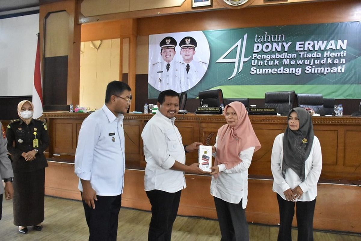 Bupati Dony Ahmad Munir sampaikan pencapaian Pemerintah Kabupaten (Pemkab) Sumedang selama masa jabatan kepemimpinan dalam empat tahun kebelakang dalam acara Evaluasi Kinerja Pembangunan Empat Tahun Kepemimpinan Bupati dan Wakil Bupati serta Dialog Kinerja Tahun 2024 di Aula Tampomas IPP, Rabu (28/9/2022). 