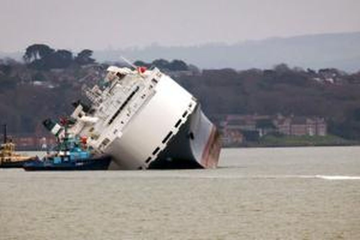 Kapal Hoegh Osaka terancam karam di Selat Inggris, mengangkut ribuan mobil mewah.