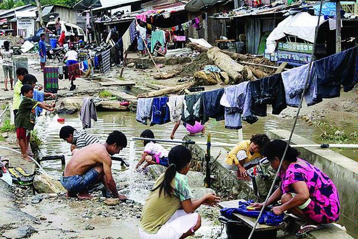 A kt i v i t a s warga di Masabui II, Wasior, Kabupaten Teluk Wondama, Papua Barat, Sabtu (9/10), pasca-banjir bandang yang melanda kawasan itu, Senin (4/10).