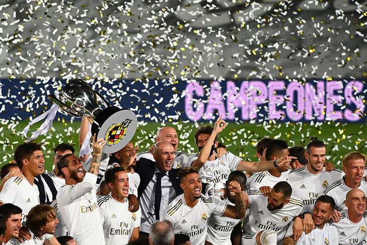 Para pemain Real Madrid merayakan keberhasilan menjadi juara Liga Spanyol setelah mengalahkan Villarreal 2-1 di Stadion Alfredo di Stefano, Valdebebas, pada Jumat (17/7/2020) dini hari WIB. Hasil ini menjadi trofi Liga Spanyol ke-34 Real Madrid dan yang ke-11 bagi Zinedine Zidane menangani Los Blancos, termasuk tiga gelar Liga Spanyol.
