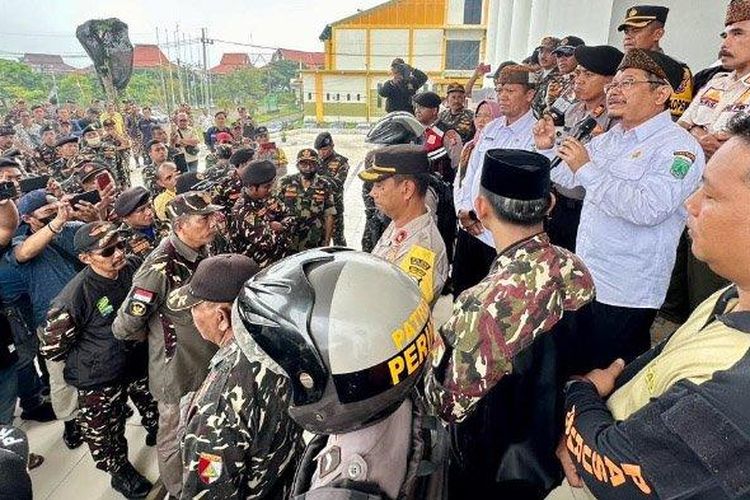 PJ Bupati Pasuruan menemui anggota Banser yang memprotes pencoretan logo di gelar Kopi Kapiten, Rabu (28/2/2024). (Galih Lintartika)
