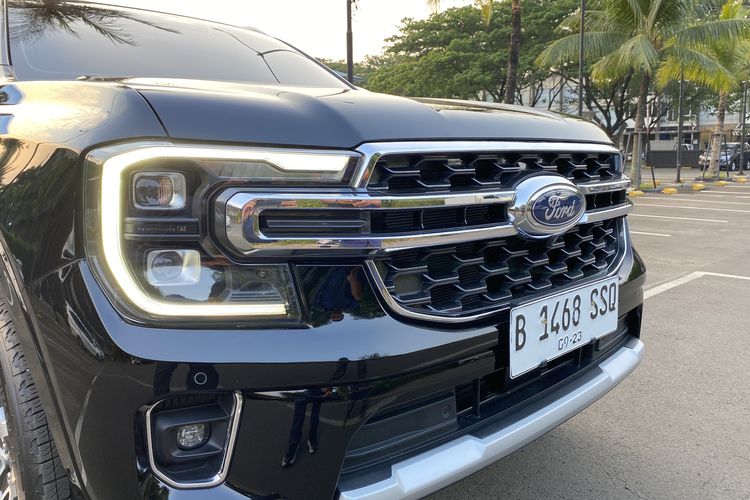 Grill depan Ford Everest 2023, mengusung model honeycomb dan headlamp bentuk C