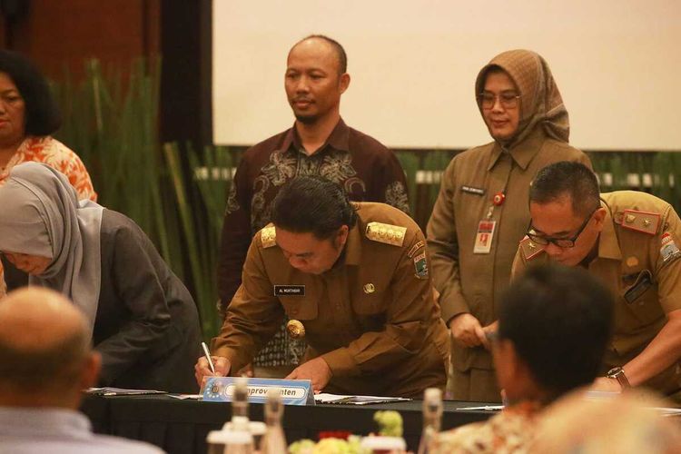 Penjabat Gubernur Banten Al Muktabar saat menandatangani serah terima hibah lahan seluas 1 hektat eks aset BLBI di Kota Tangsel.