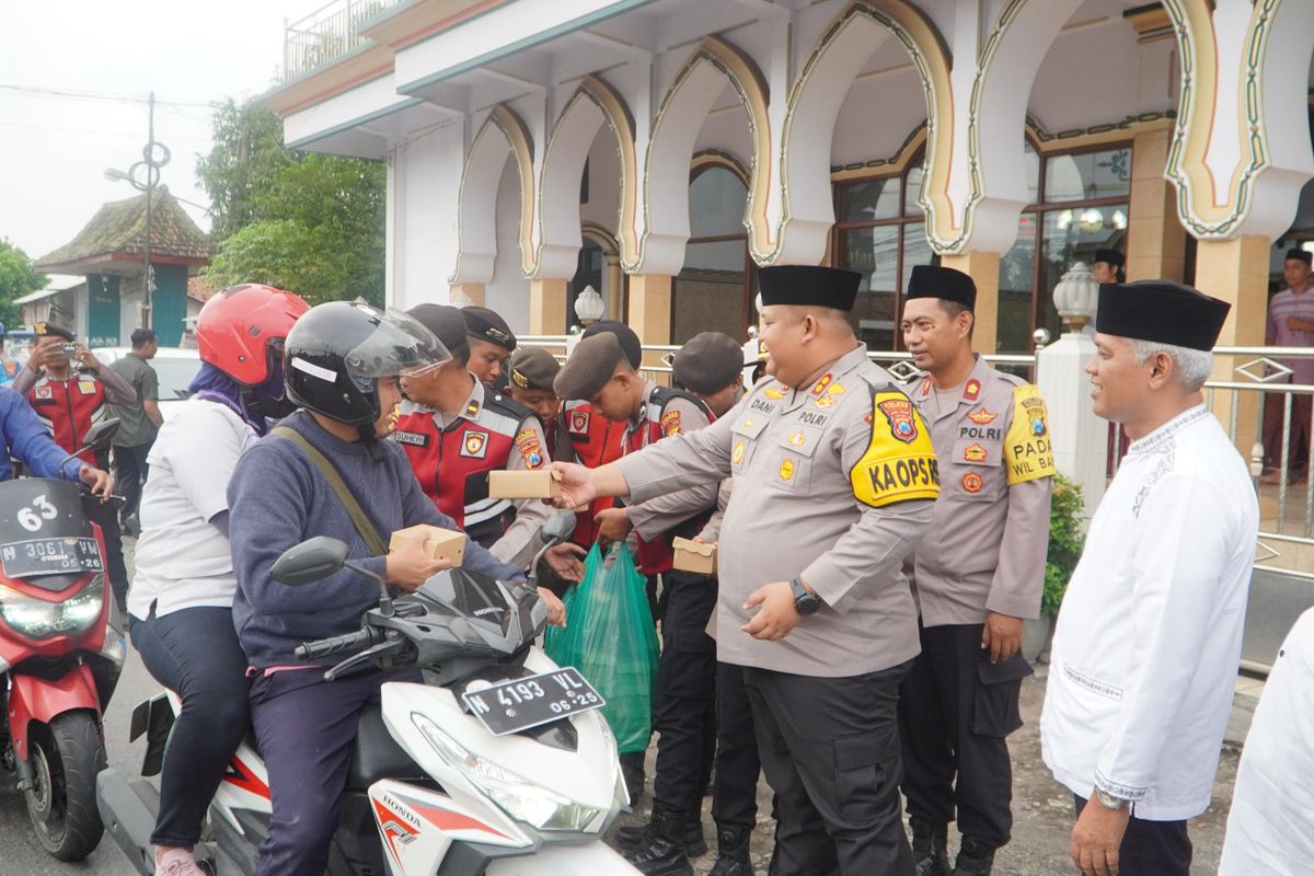 Dikira ada operasi sepeda motor ternyata Kapolres Pasuruan, AKBP. Jazuli Dani Irawan, S.I.K., M.Tr.Opsla., sedang membagikan takjil di jalur pantura, tepatnya di Desa Raci, Kecamatan Bangil, Kabupaten Pasuruan, Jum'at (07/03/2025) 