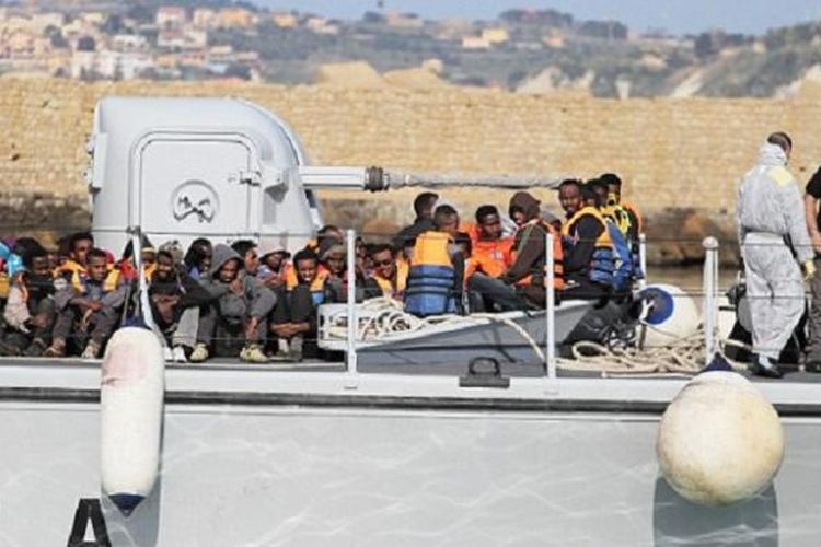 Para imigran gelap yang diselamatkan dibawa oleh sebuah kapal Italia di Porto Empedocle, Sisilia pada 12 April 2015. 