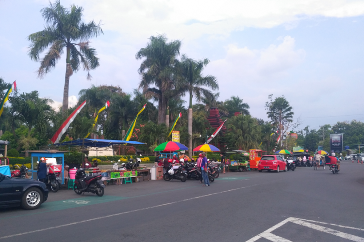 Pusat takjil di kawasan Sekartaji Kota Kediri, Jawa Timur.