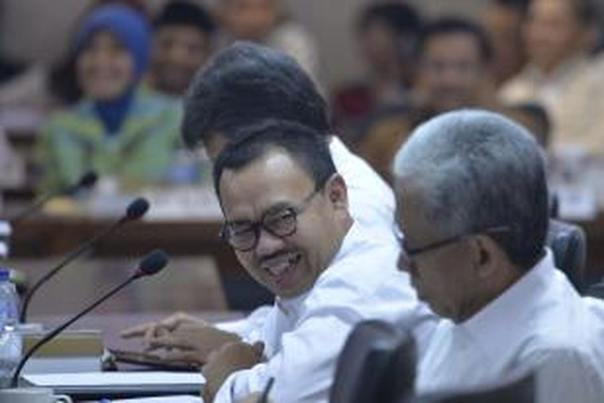 Menteri Energi dan Sumber Daya Mineral (ESDM) Sudirman Said mengikuti Rapat Kerja (Raker) bersama Komite II DPD RI di Kompleks Senayan, Jakarta, Rabu (26/11/2014). Dalam rapat tersebut, Sudirman Said menjelaskan alasan kenaikan harga bahan bakar minyak (BBM) dan dibentuknya Satgas Anti-mafia Migas. KOMPAS/WAWAN H PRABOWO