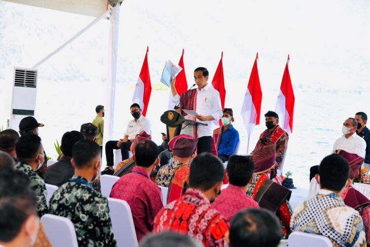 Presiden Jokowi menyerahkan SK Hutan Sosial dan SK TORA kepada masyarakat di Kabupaten Humbang Hasundutan, Sumut, Kamis (03/02/2022). 
