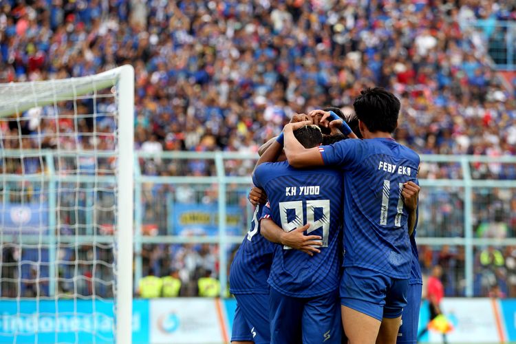 Pemain Arema FC merayakan gol perdana saat melawan Persib Bandung pekan ketiga Liga 1 2020 yang berakhir dengan skor 1-2 di Stadion Kanjuruhan Malang, Jawa Timur, Minggu (08/03/2020) sore.