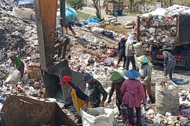 Bau Busuk, Gas Metana, dan Rp 30.000 Sehari, Kisah Gunawan Bertahan Hidup di TPA Pecuk