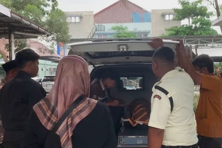 Diduga mengalami kecelakaan tunggal, anak dibawah umur di Kabupaten Ponorogo ditemukan tewas tertimpa sepeda motor yang dikendarainya. Korban ditemukan warga tertindis dibawah sepeda motor yang terperosok di sebuah sungai kecil di kawasan Jalan Raya Jambon-Ponorogo.