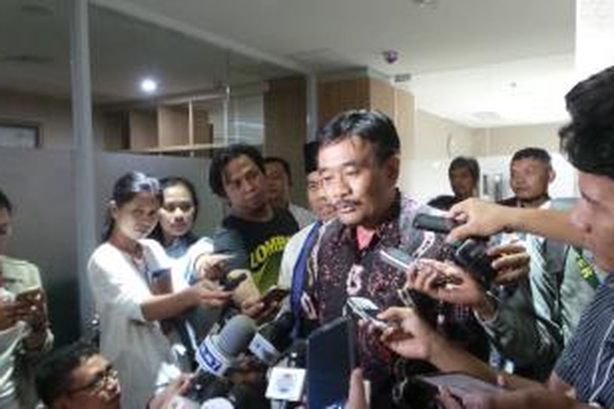 Calon Wakil Gubernur DKI Jakarta Djarot Saiful Hidayat (pakai batik) bersama Sekda DKI Saefullah, di Balaikota, Jumat (5/12/2014).