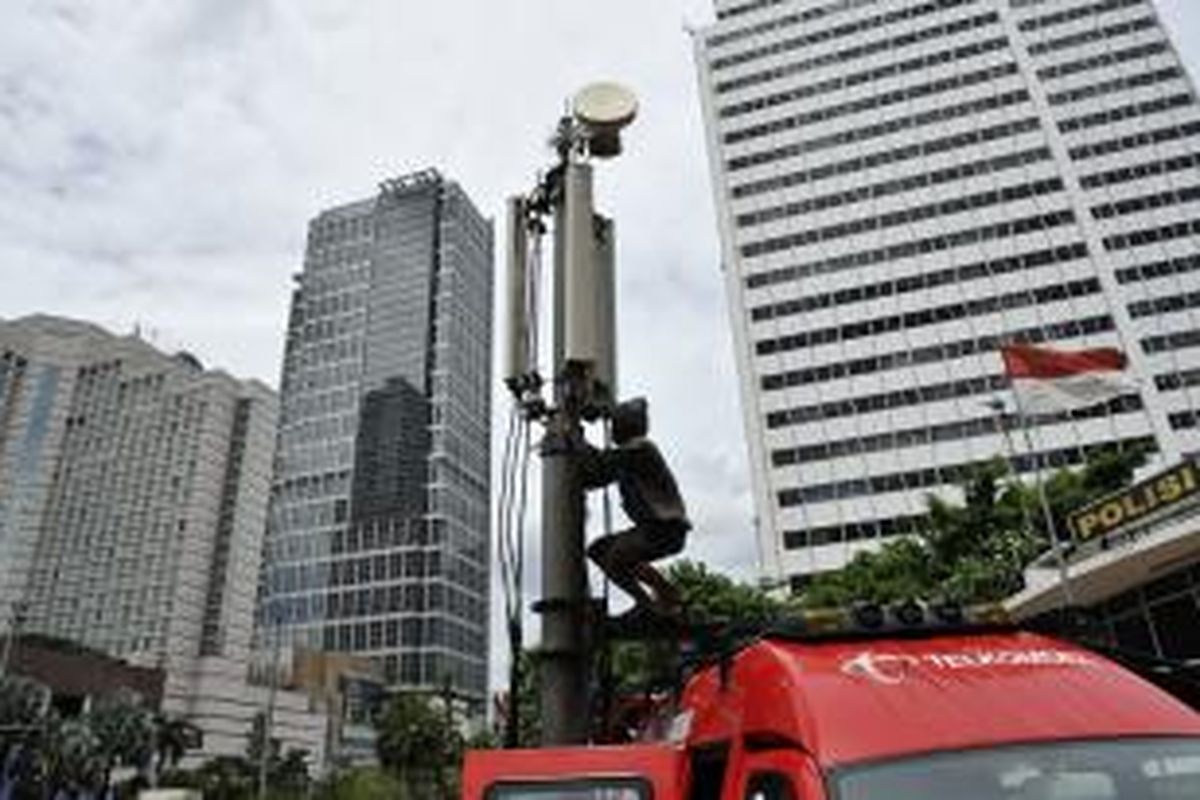Ilustrasi: Perakitan Compact Mobile Base Transceiver atau BTS mobile Telkomsel di sekitar Bundaran Hotel Indonesia beberapa waktu lalu.