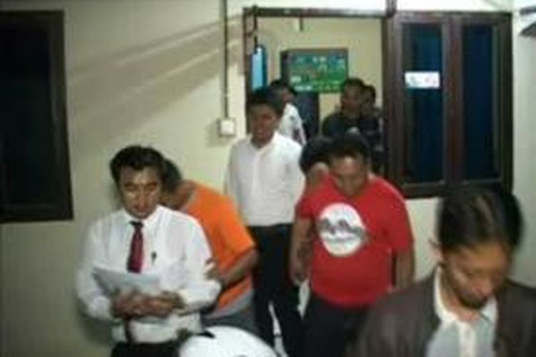 Tiga dari empat tersangka korupsi dana bansos senilai Rp 1 miliar ditahan aparat Polres Mamuju Utara, Sulawesi Barat, Jumat dini hari tadi. Sedangkan Sodding, seorang kontraktor yang juga ditetapkan sebagai tersangka, hingga kini dinyatakan buron.