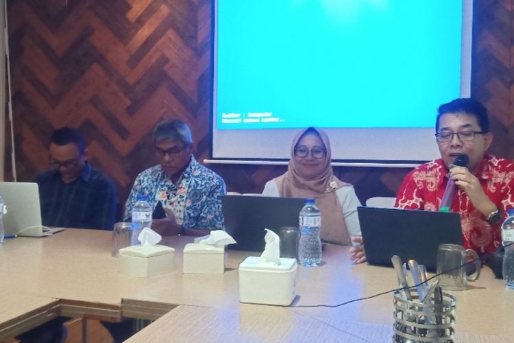 Guri Besar UNP Indang Dewata (kanan) bersama dengan Azfranty (BBPOM Padang), Zulnadi (YLKI Sumbar) dsn Firdaus Diezo menjadi pembicara dalam talk show tentang AMDK di Padang, Rabu (22/5/2024), 