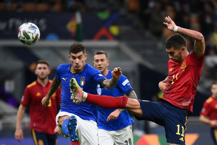 Penyerang Spanyol Ferran Torres beraksi pada semifinal UEFA Nations League kontara Spanyol di Stadion San Siro, Milan, pada Kamis (7/10/2021) dini hari WIB.