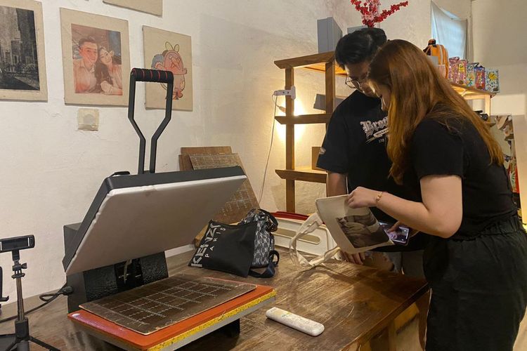 Pengunjung yang sedang melakukan proses sablon custom di Yori Studio, M bloc Space, Jakarta, Minggu (14/5/2023)