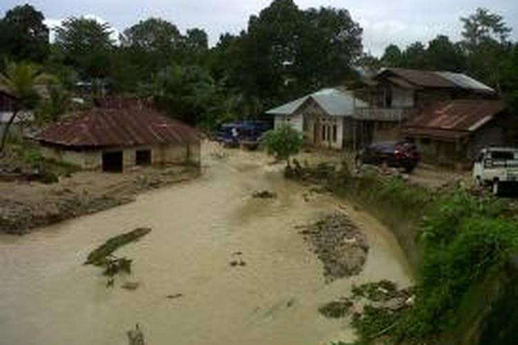 Terjangan air bah dari bendungan Wai Ela menghanyutkan empat gedung sekolah di Desa Negeri Lima, Kecamatan Leihitu, Kabupaten Maluku Tengah, Kamis (25/7/2013) pagi tadi. 