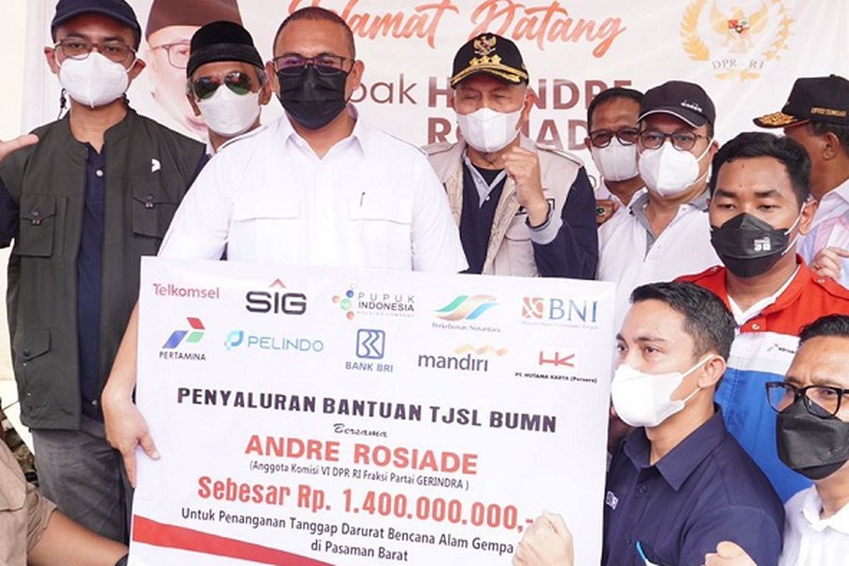 Anggota Komisi VI DPR RI Andre Rosiadie menyerahkan bantuan dari 10 BUMN ke korban gempa Pasaman Barat Sumbar yang diterima Bupati Pasaman Barat Hamsuardi di posko bantuan Kajai, Pasaman Barat, Sabtu (5/3/2022). 