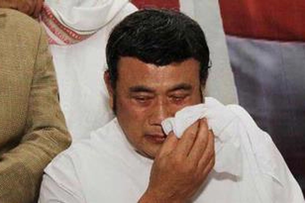 Penyanyi dangdut yang juga dai, Rhoma Irama, menangis saat menggelar konferensi pers bersama Ketua Panwaslu DKI Jakarta, di kantor Panwaslu Jakarta Pusat, Senin (6/8/2012). Rhoma Irama diperiksa oleh Panwaslu terkait dugaan SARA terhadap pasangan Jokowi-Ahok saat ceramah di salah satu masjid.  