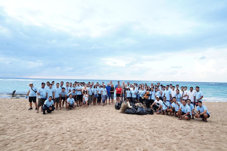 Merusaka Nusa Dua menggelar aksi bersih-bersih pantai dalam rangka Hari Laut Sedunia. 